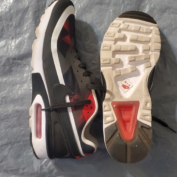 Nike Black and Red Patterned Sneakers - Picture 4 of 5